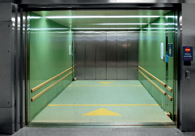 thang máy tải hàng